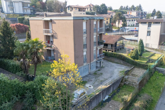 Entire building in Como – garage and private garden