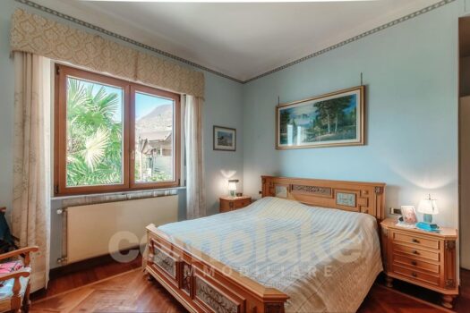 Lake house with garden in Moltrasio