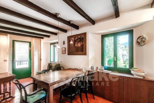 Old lake house with garden in Moltrasio