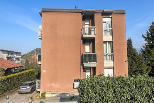 Entire building in Como – garage and private garden