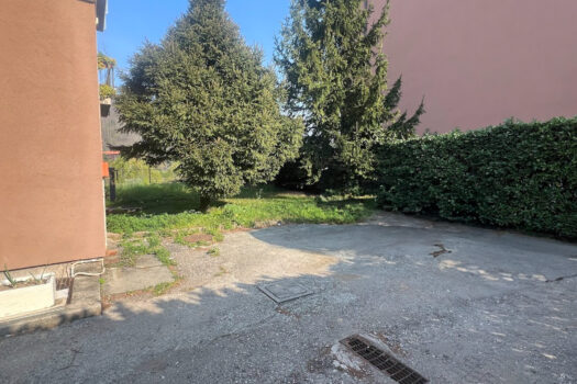 Entire building in Como – garage and private garden