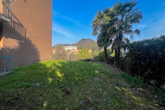 Entire building in Como – garage and private garden