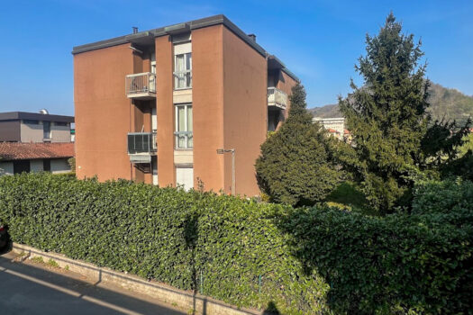 Entire building in Como – garage and private garden