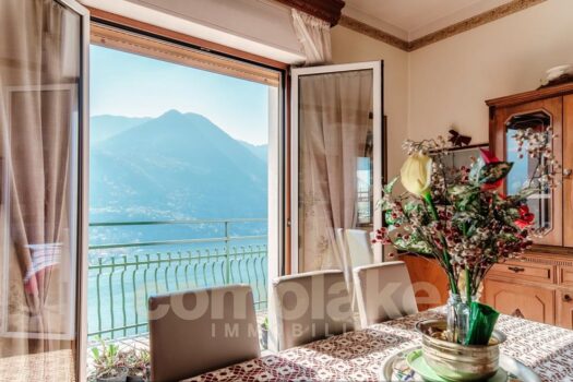 Lake house with garden in Moltrasio