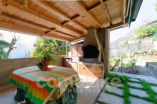 Lake house with garden in Moltrasio
