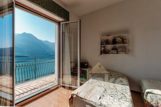 Lake house with garden in Moltrasio