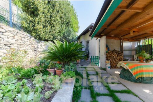 Lake house with garden in Moltrasio