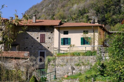 Old lake house with garden in Moltrasio