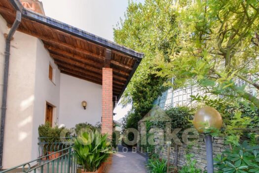 Lake house with garden in Moltrasio