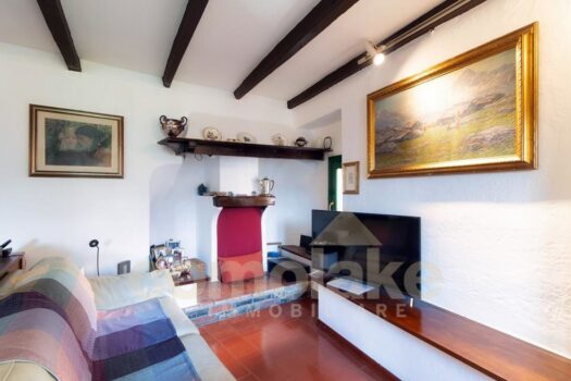 Old lake house with garden in Moltrasio