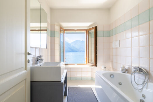 Lake front penthouse in Argegno – Large exclusive terrace