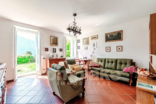 Apartment with garden and lake view