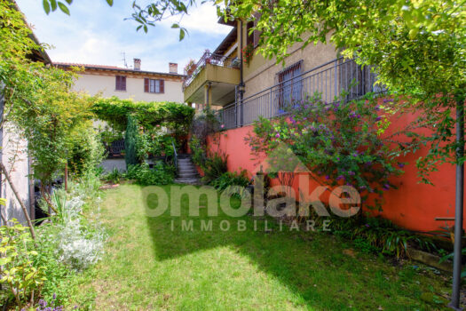 Lake house with garden