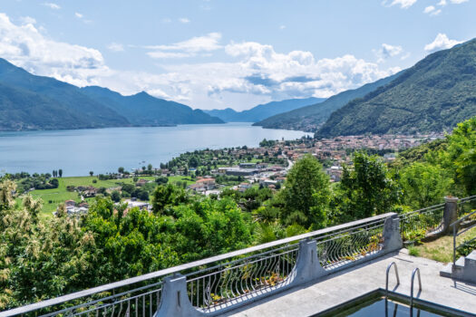 Hotel on Lake Como – postcard view of the lake