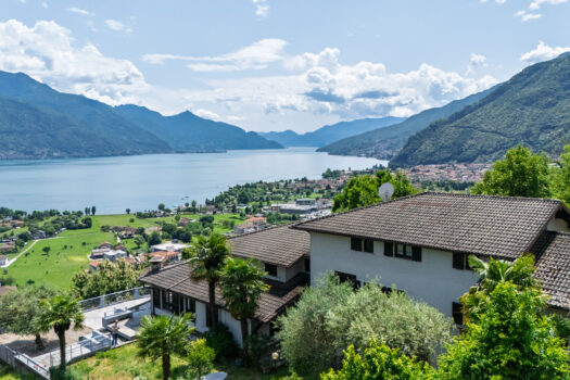 Hotel on Lake Como – postcard view of the lake