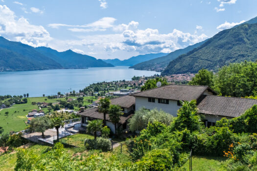 Hotel on Lake Como – postcard view of the lake