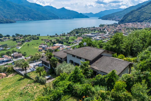Hotel on Lake Como – postcard view of the lake
