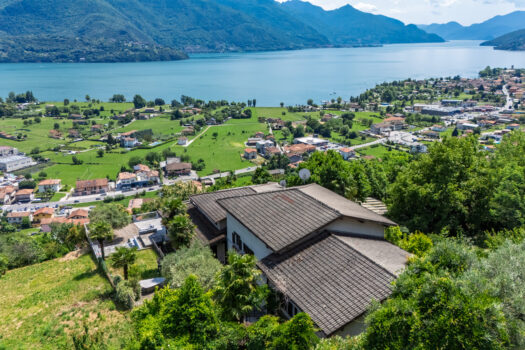 Hotel on Lake Como – postcard view of the lake