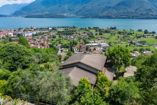 Hotel on Lake Como – postcard view of the lake