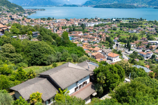 Hotel on Lake Como – postcard view of the lake
