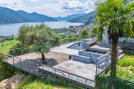 Hotel on Lake Como – postcard view of the lake