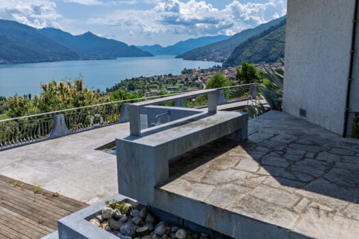 Hotel on Lake Como – postcard view of the lake