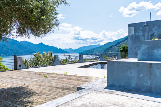 Hotel on Lake Como – postcard view of the lake