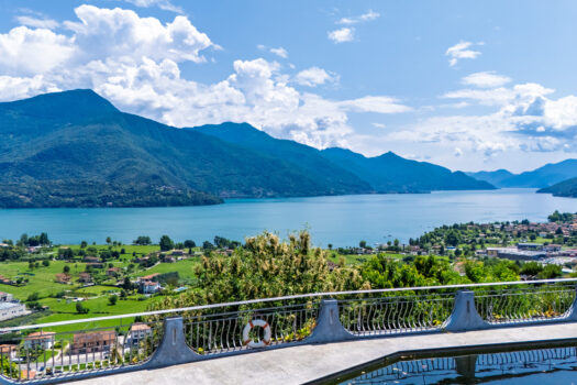 Hotel on Lake Como – postcard view of the lake
