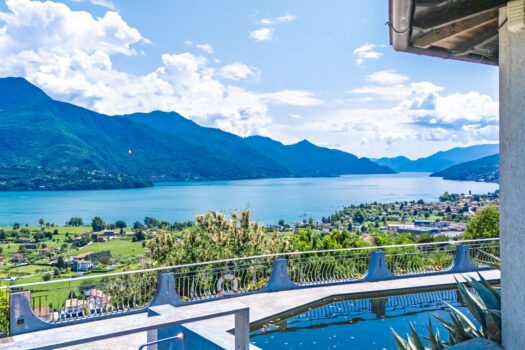 Hotel on Lake Como – postcard view of the lake