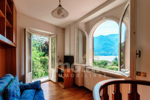 Apartment with garden and lake view