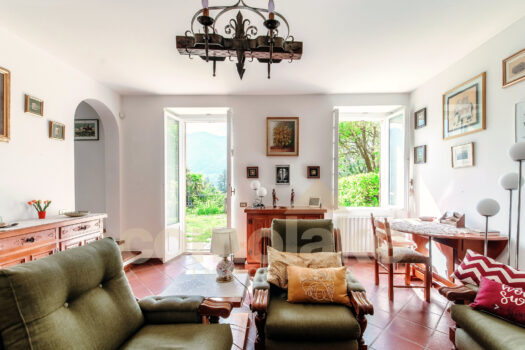 Apartment with garden and lake view