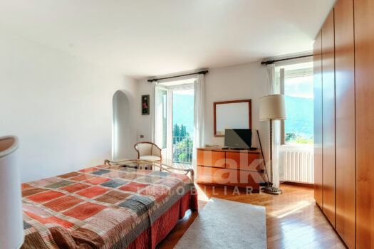 Apartment with garden and lake view