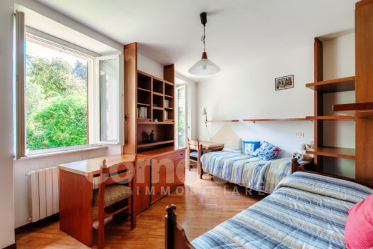 Apartment with garden and lake view