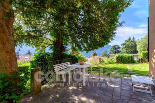 Apartment with garden and lake view