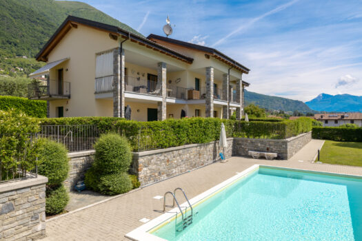 Three-room apartment with garden in Tremezzina – residence with swimming pool