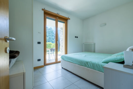 Three-room apartment with garden in Tremezzina – residence with swimming pool