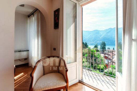 Apartment with garden and lake view
