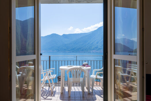 Three-room apartment in residence with swimming pool – beautiful lake view