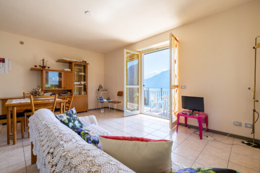 Three-room apartment in residence with swimming pool – beautiful lake view