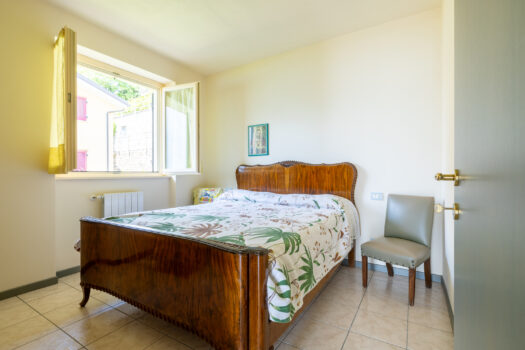 Three-room apartment in residence with swimming pool – beautiful lake view