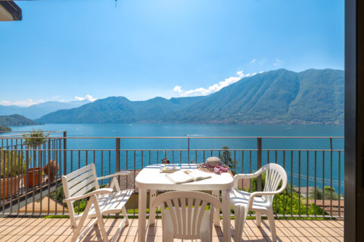 Three-room apartment in residence with swimming pool – beautiful lake view