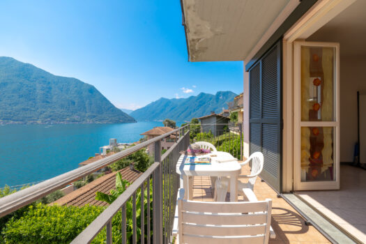 Three-room apartment in residence with swimming pool – beautiful lake view