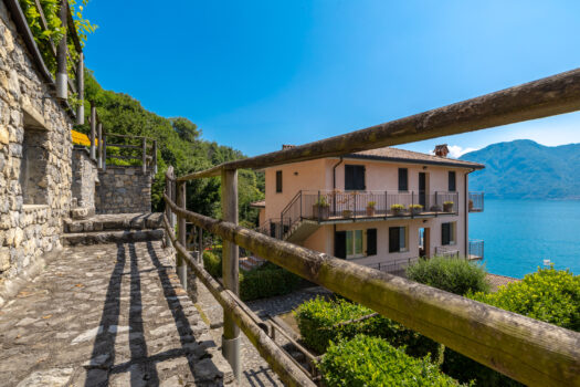 Three-room apartment in residence with swimming pool – beautiful lake view