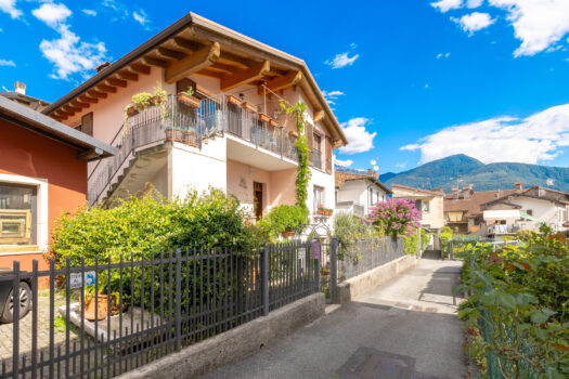 House with garden in Gravedona ed Uniti – completely renovated
