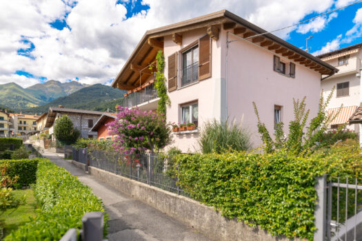 House with garden in Gravedona ed Uniti – completely renovated