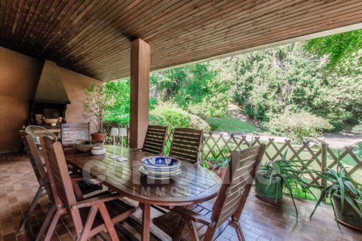 Independent villa with spacious garden