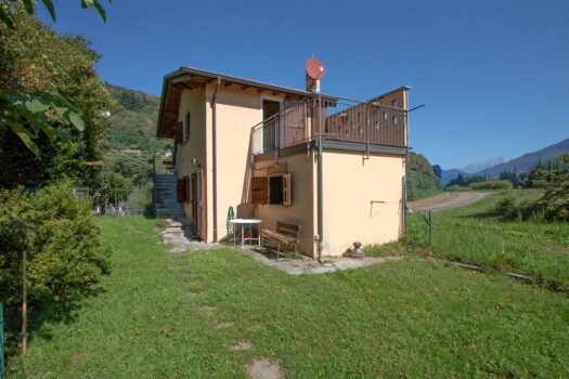 House with garden in San Siro – lake view