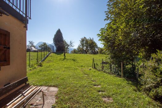 House with garden in San Siro – lake view
