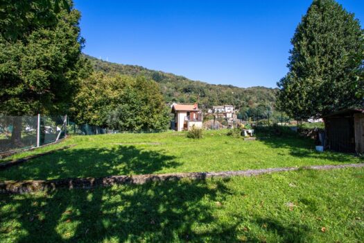 House with garden in San Siro – lake view