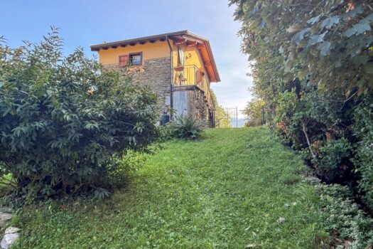 House with garden in San Siro – lake view